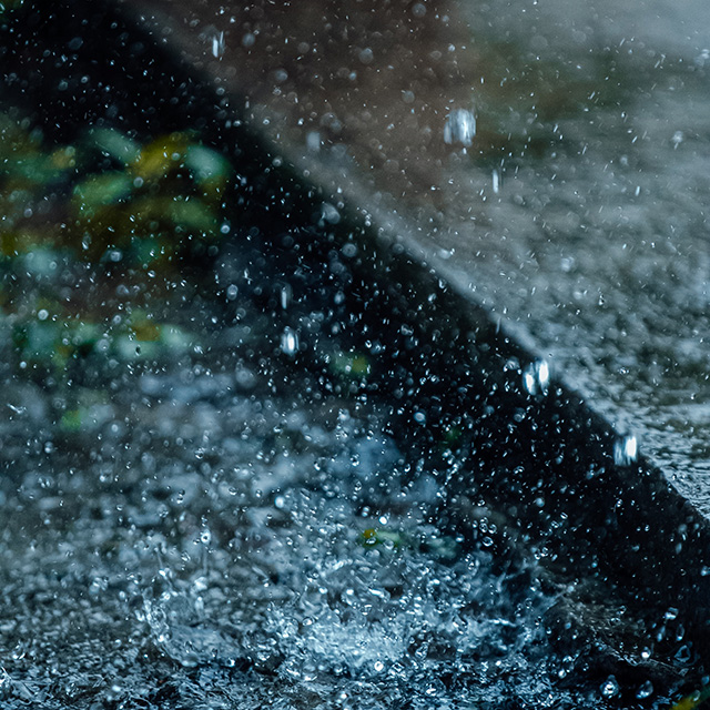 豪雨の中の子どもの送迎もカーポートがあれば安心